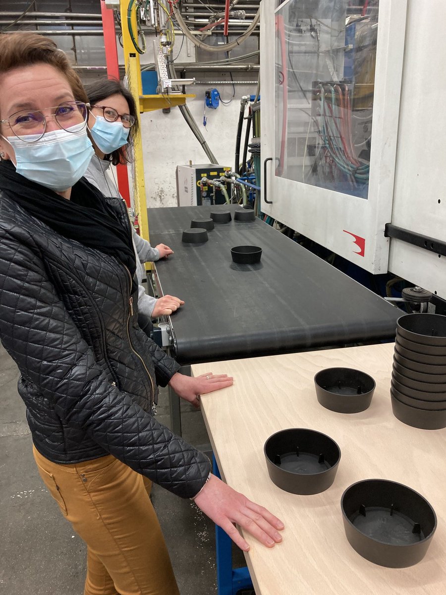 [#Coulisses 👀 ] #Ezeepot au contrôle qualité : tous y passent sans exception ! 🌿 Petit check-up des finitions par notre équipe production !  🇫🇷  #MadeInFrance #StayTuned