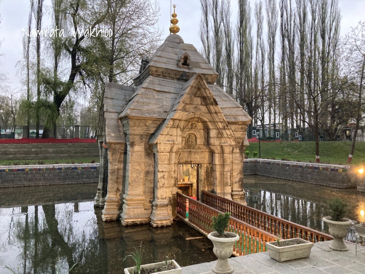 SrinagarGirl's tweet image. Pandrethan or Pani Mandir in Srinagar was built in the 6th cent.The exquisite Shiva temple is unique as it’s carved out of a single piece of stone. A big thank you to our Army for having given it life! Not only this but most temples from that era are being taken care of by them🙏🏻
