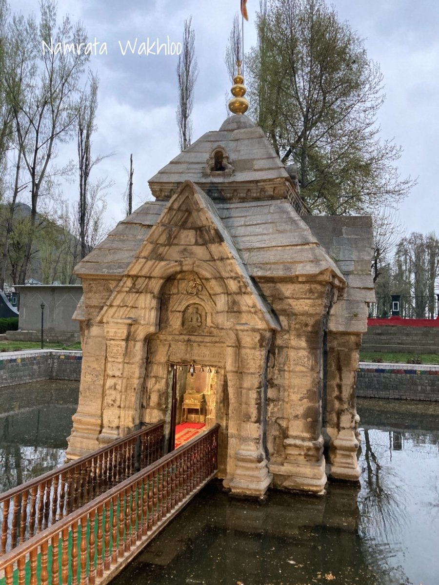 SrinagarGirl's tweet image. Pandrethan or Pani Mandir in Srinagar was built in the 6th cent.The exquisite Shiva temple is unique as it’s carved out of a single piece of stone. A big thank you to our Army for having given it life! Not only this but most temples from that era are being taken care of by them🙏🏻
