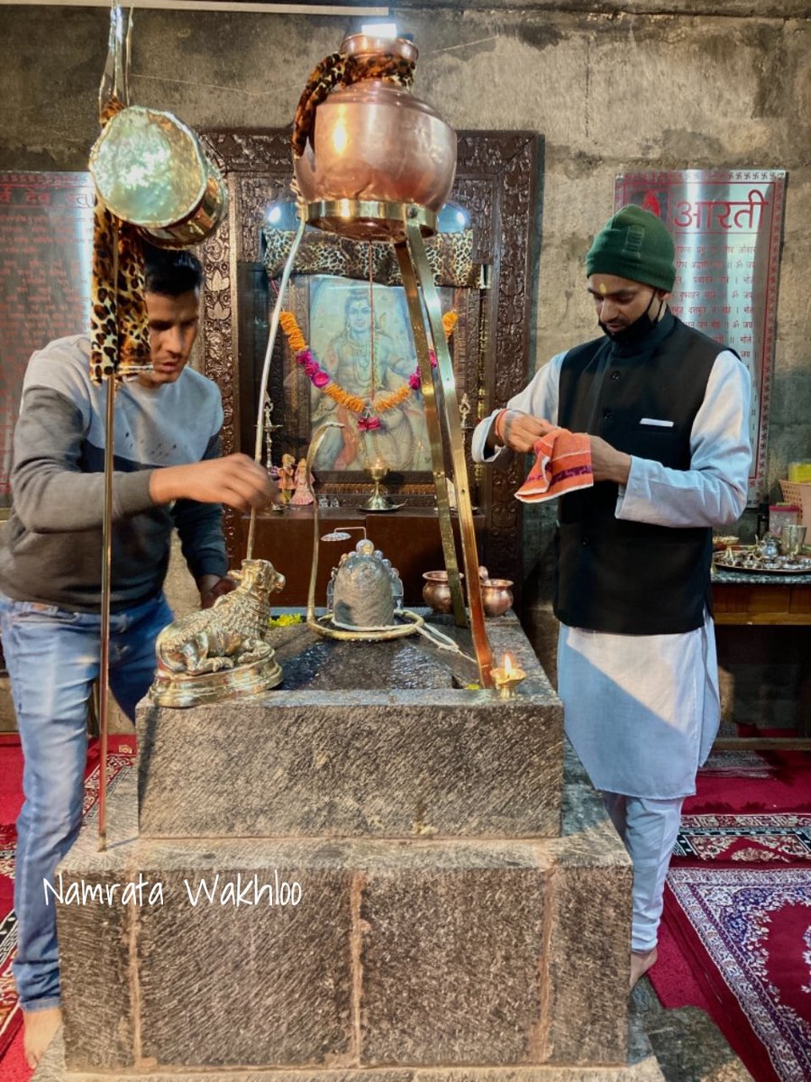 SrinagarGirl's tweet image. Pandrethan or Pani Mandir in Srinagar was built in the 6th cent.The exquisite Shiva temple is unique as it’s carved out of a single piece of stone. A big thank you to our Army for having given it life! Not only this but most temples from that era are being taken care of by them🙏🏻