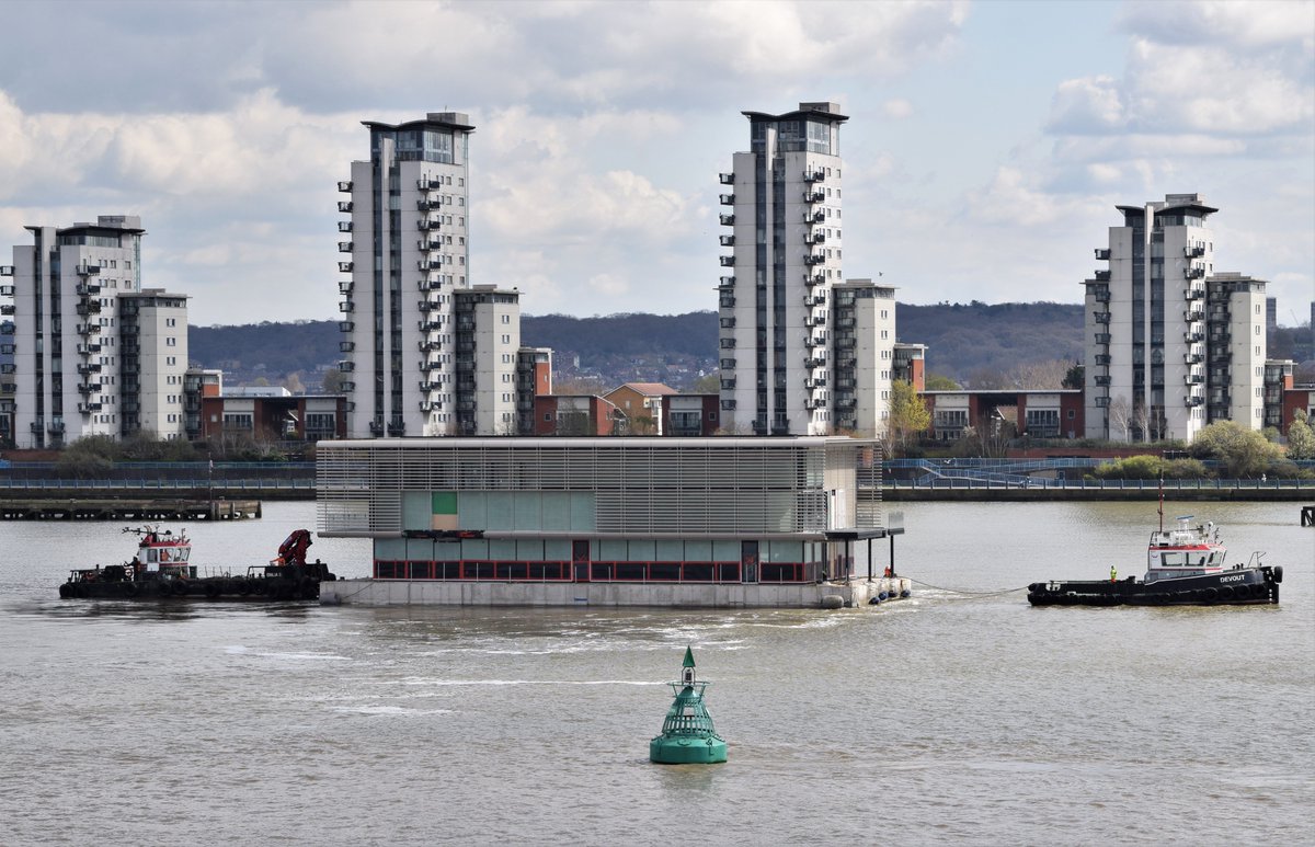 #Kilnbridge built #FloatingRestaurant unit heading to #WoodWharf at #CanaryWharf #London with @Thamescraft #tug DEVOUT & EMILIA D on the task for the trip up the #Thames, background to the project here: bit.ly/WoodWharf

@Wood_Wharf @CanaryWharfGrp @kilnbridge 

#dlr_blog