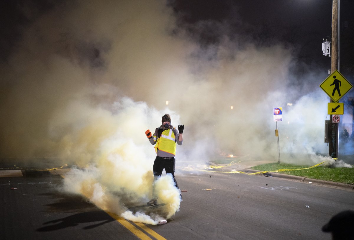 StarTribune's tweet image. PHOTOS: Fatal shooting of #DaunteWright during Brooklyn Center traffic stop leads to protests, looting. strib.mn/329ZK82