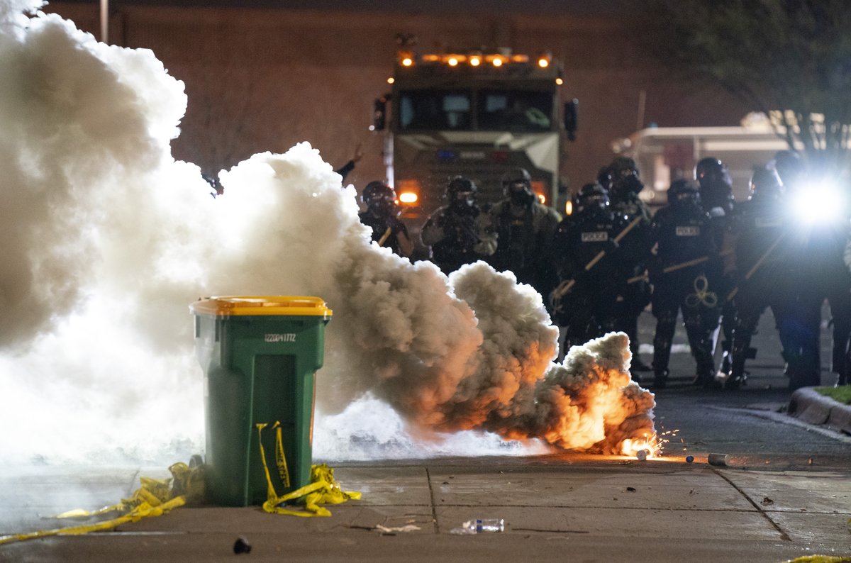 StarTribune's tweet image. PHOTOS: Fatal shooting of #DaunteWright during Brooklyn Center traffic stop leads to protests, looting. strib.mn/329ZK82
