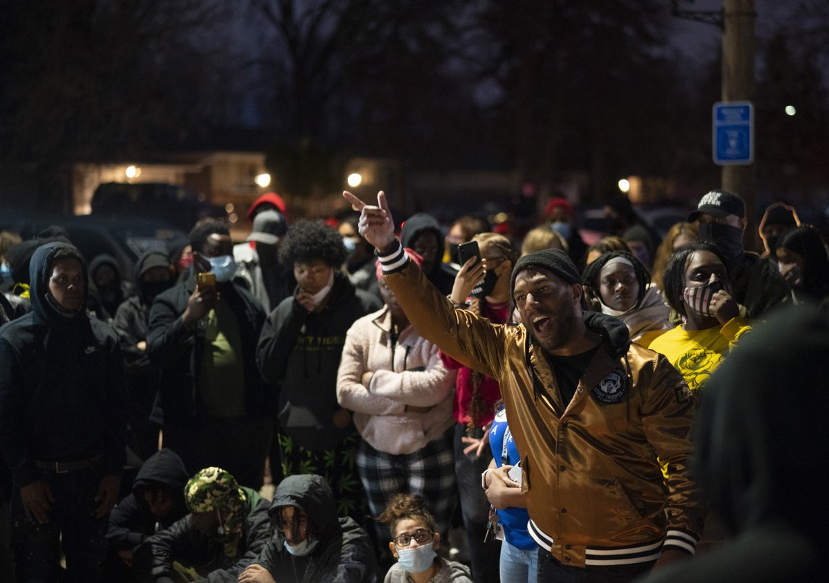 StarTribune's tweet image. PHOTOS: Fatal shooting of #DaunteWright during Brooklyn Center traffic stop leads to protests, looting. strib.mn/329ZK82