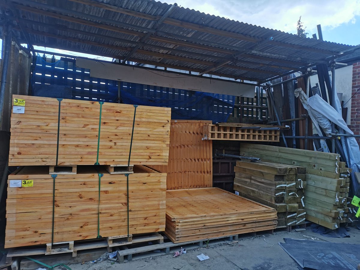BemorBuilding's tweet photo. Fencing in stock had delivery today #fencing #essex #walthamabbey #landscaping https://t.co/i0CVDzEEYF