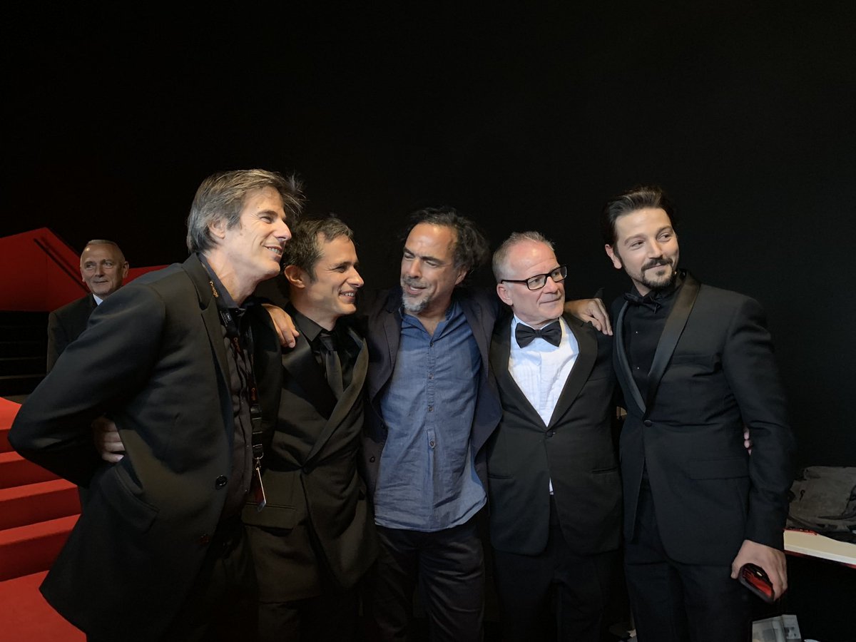 Walter Salles, Alejandro González Iñárritu, Thierry Frémaux, Diego Luna e Gael García Bernal na estreia mundial de CHICUAROTES em Cannes, 2019.