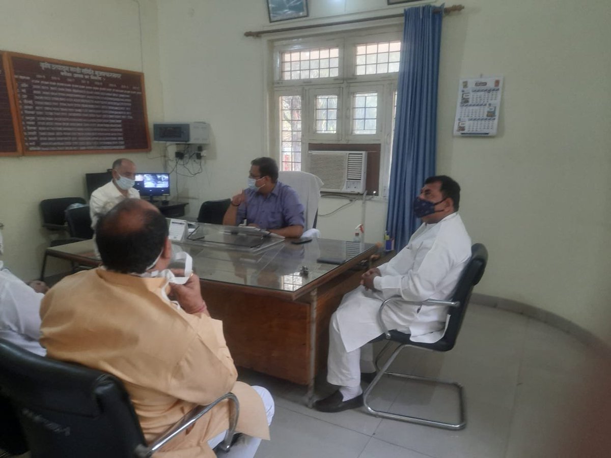 CityMagistrate1's tweet photo. शासन द्वारा दिए गए निर्देशों के क्रम में आज मंडी समिति मुजफ्फरनगर के व्यापारियों के साथ मीटिंग की गई तथा मंडी समिति परिसर में कोविड प्रोटोकॉल के पालन हेतु अवगत कराया गया। @DmMuzaffarnagar https://t.co/PVNfykkApo