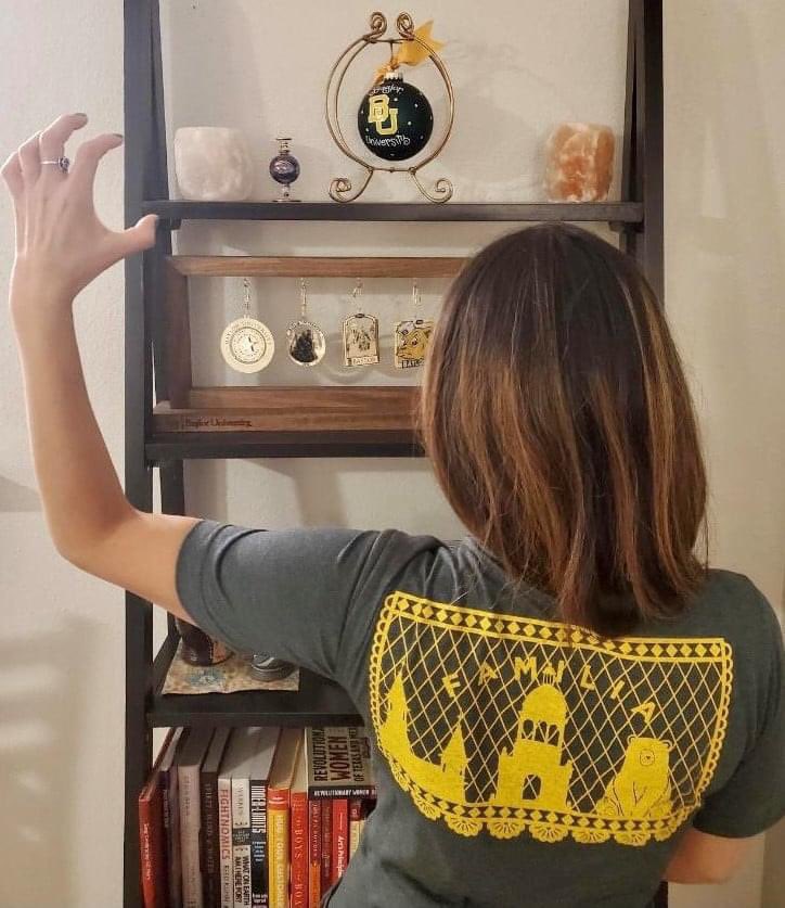 BaylorLatino's tweet photo. Buy a @BaylorLatino t-shirt and help us raise for our @Baylor scholarship fund! #Baylor #BaylorLatino 

💚💛🐻 💛💚

⬇️⬇️⬇️⬇️
https://t.co/MXWmFR8V3i https://t.co/XFIbuTTpah