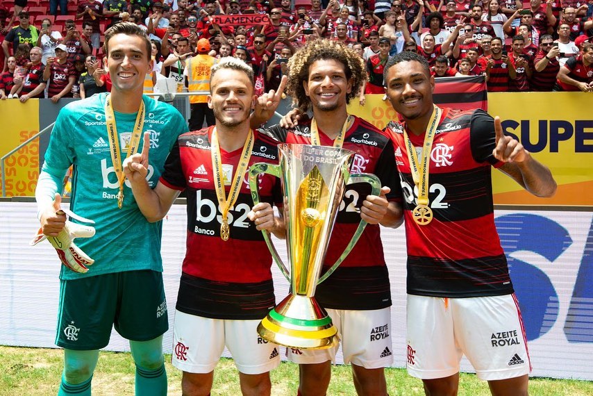 willianarao's tweet photo. “Tudo é possível ao que crê” Marcos 9:23 
E provérbios 18:24 diz que “ha amigos mais chegados que irmãos” 

Glorias a Deus, sempre! Anos diferentes, mesmo irmãos, mesma foto e mesmo final: Título 🥇🥇🏆🏆 https://t.co/R5KZtFAKHd