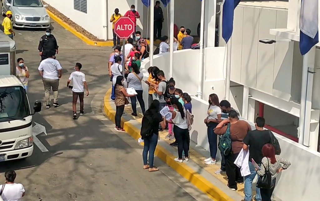 La Fase 3 del  @HospitalSV funcionará como Centro de Vacunación masiva desde el 13 de abril 2021 y no como el Hospital prometido. Ya están colocados los cortaflujos para la distribución de las personas que serán llevadas en vehículos oficiales.