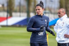 Tennis-ballon aménagé pour les Bleues pour bien terminer la semaine #FiersdetreBleues