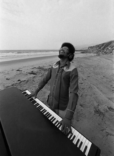 Brad Farberman on X: "Does anyone know the story behind this photo shoot? Herbie  Hancock playing a Fender Rhodes on the beach. Hard to think of something  more epic. https://t.co/Uk707fPbQ7" / X