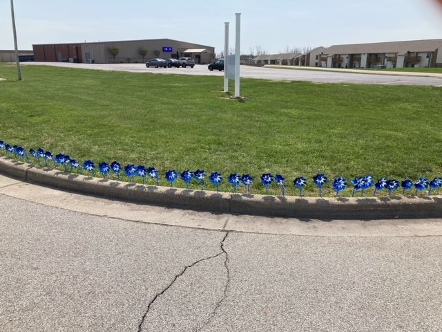 IndianaDCS's tweet image. Our Decatur County office, along with our friends at Prevent Child Abuse Indiana, stepped up big when it came to pinwheel planting!

Pinwheels are an important symbol of #ChildAbusePreventionMonth. It's heartwarming to see them popping up all over the state!

#StopChildAbuse