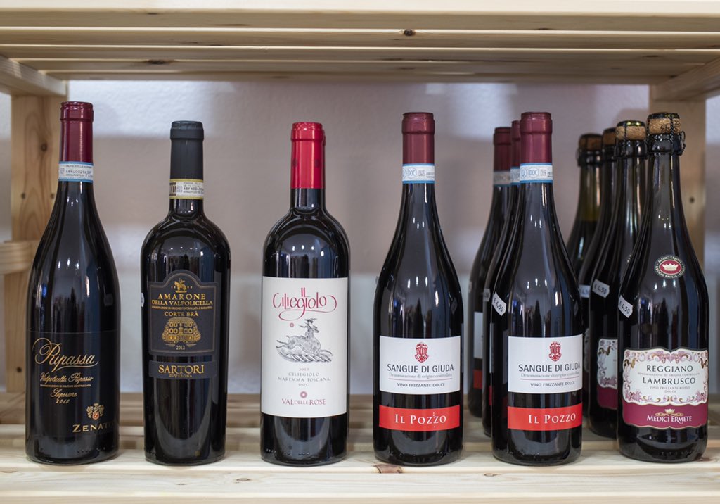 La bodega de @italianeria!! Vinos de mesa para tomar a diario y vinos de Crianza, Reserva y Gran Reserva.
Una selección de vinos italianos para maridar con cualquier tapa, aperitivo o comida. Llévate lo mejor de Italia, ven a Italianeria!!
#Tomares #Vinos #ComidaItaliana