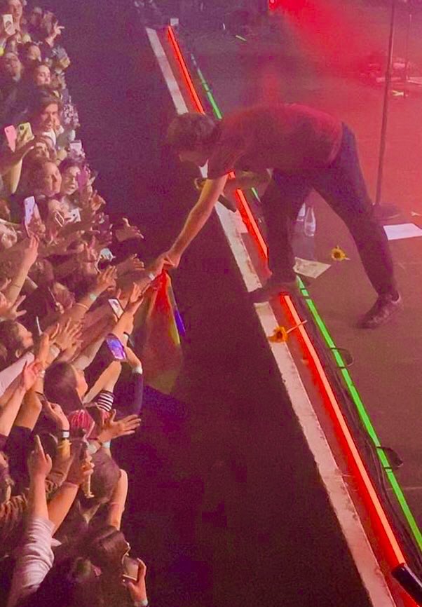 and here& #39;s him touching it:(