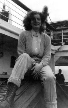 "Con el tiempo todo pasa. He visto, con algo de paciencia, a lo inolvidable volverse olvido, y a lo imprescindible sobrar". 
Gabriel García Márquez