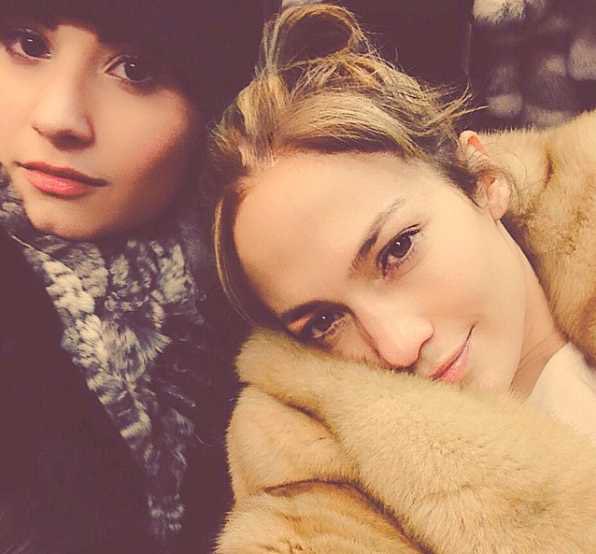 Demi Lovato:”She is such a strong person, so empowered by her own career and her life. She has taught me a lot throughout my career.”