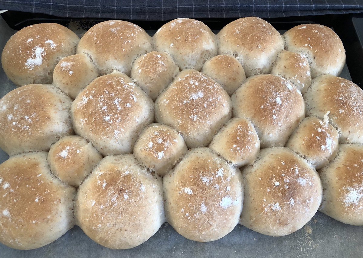 littlebakeryswe's tweet image. Pullapartbread...breadrolls...perfect with tonight’s chicken stew🤤 #breadrolls #pullapartbread #breakingbread #bakingthroughcovid #cooking