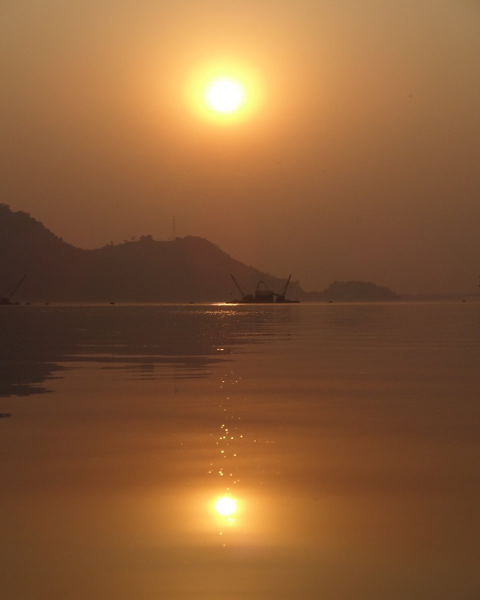 Golden Hours
.
.
.
[ Be SAFE, We shall overcome]
#sunset #goldenlangur #Brahmaputra #river #guwahati #guwahatiplus #Assam #EverydayNEIndia #SonyHX20V #xhobdo