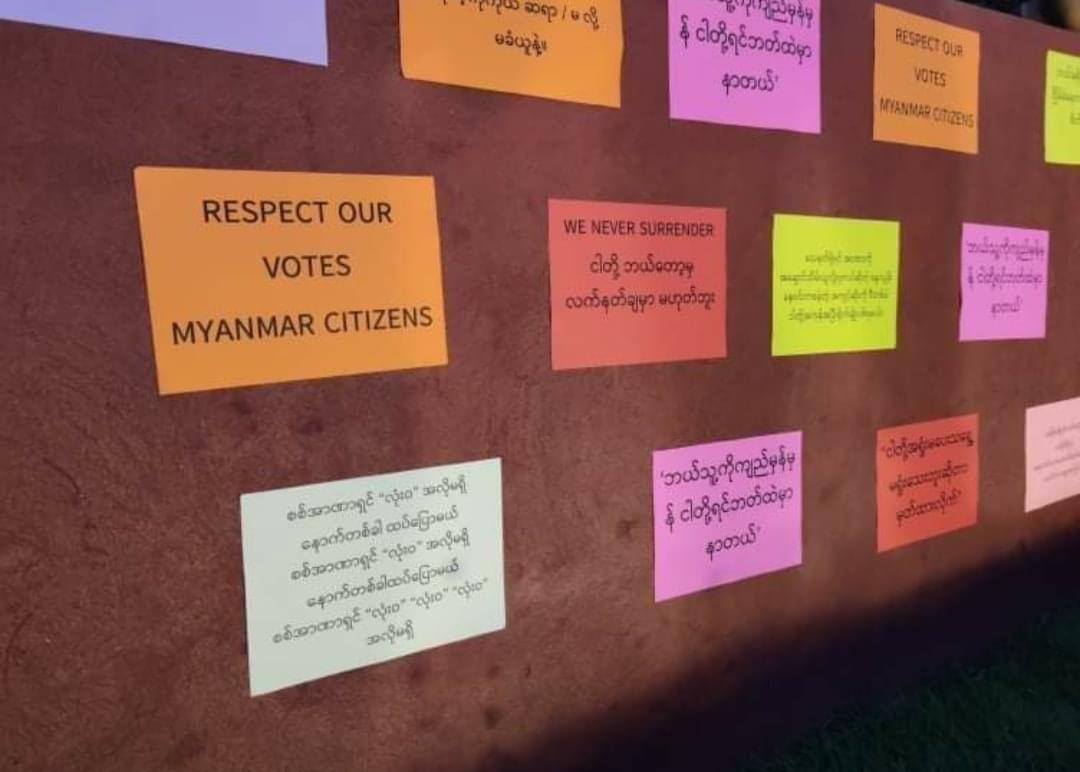 ZueMaung9's tweet photo. Youths and students protest by demonstrating with famous Sagaing clay pots and paper flags with words rallying against military dictatorship.
JUNTA MASSACRE 
#WhatsHappeningInMyanmar 
#Apr12Coup https://t.co/gB1kEER8tb