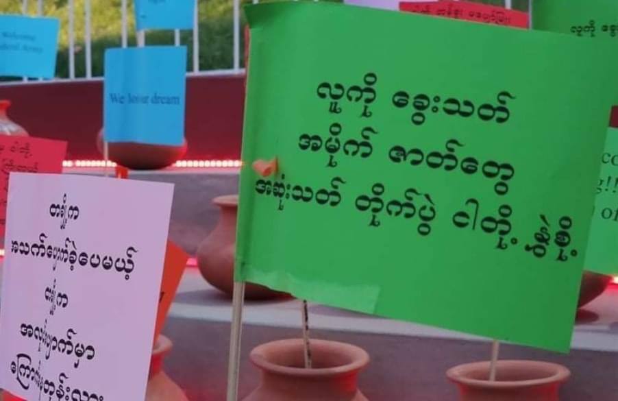 ZueMaung9's tweet photo. Youths and students protest by demonstrating with famous Sagaing clay pots and paper flags with words rallying against military dictatorship.
JUNTA MASSACRE 
#WhatsHappeningInMyanmar 
#Apr12Coup https://t.co/gB1kEER8tb
