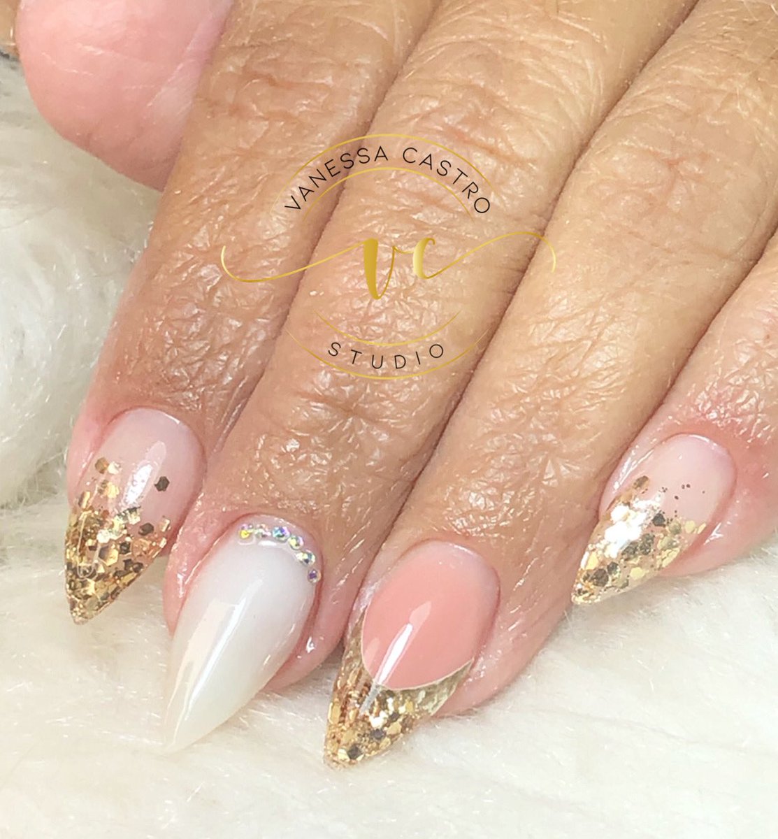 castro_nails's tweet photo. • Qual sua preferida?
.
.
Muito brilho                   ///               Delicadas https://t.co/lHBwRlZ5ve
