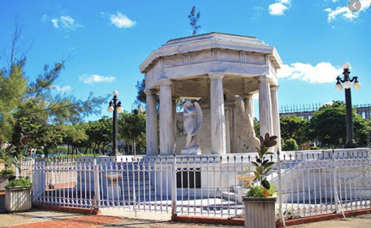 That HUGE monument is for the 8 medical students. It is in all the "guide books" has signs & everything in H*v*n*. Only reason there is that homage to the 5 Abakua is bc the Abakua themselves did it. This is how the white power state FLAGRANTLY erases Black folks. A la cara papi.