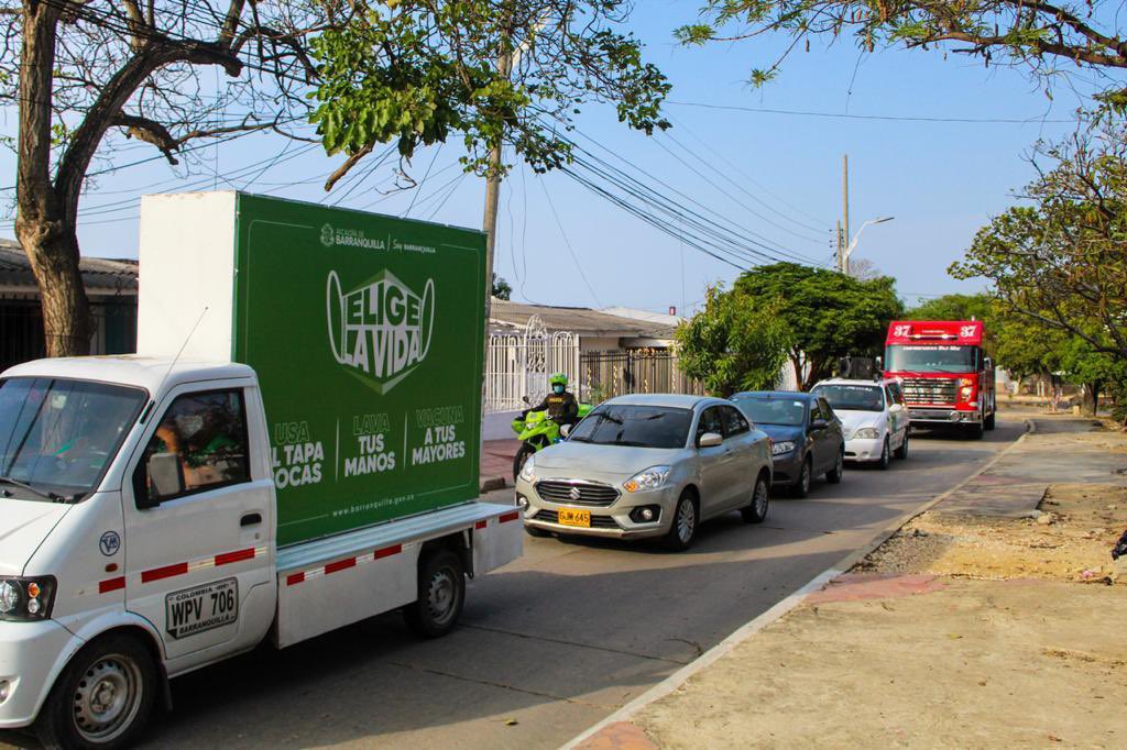 jaimepumarejo's tweet image. Con funcionarios de 16 dependencias de la @alcaldiabquilla llevamos mensajes de autocuidado casa a casa, barrio a barrio. En su mayoría los barranquilleros acataron las recomendaciones que preservan su vida y la de quienes aman. Si todos cumplimos el virus no avanza. #EligeLaVida