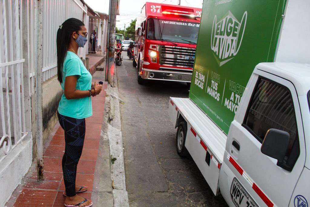 jaimepumarejo's tweet image. Con funcionarios de 16 dependencias de la @alcaldiabquilla llevamos mensajes de autocuidado casa a casa, barrio a barrio. En su mayoría los barranquilleros acataron las recomendaciones que preservan su vida y la de quienes aman. Si todos cumplimos el virus no avanza. #EligeLaVida