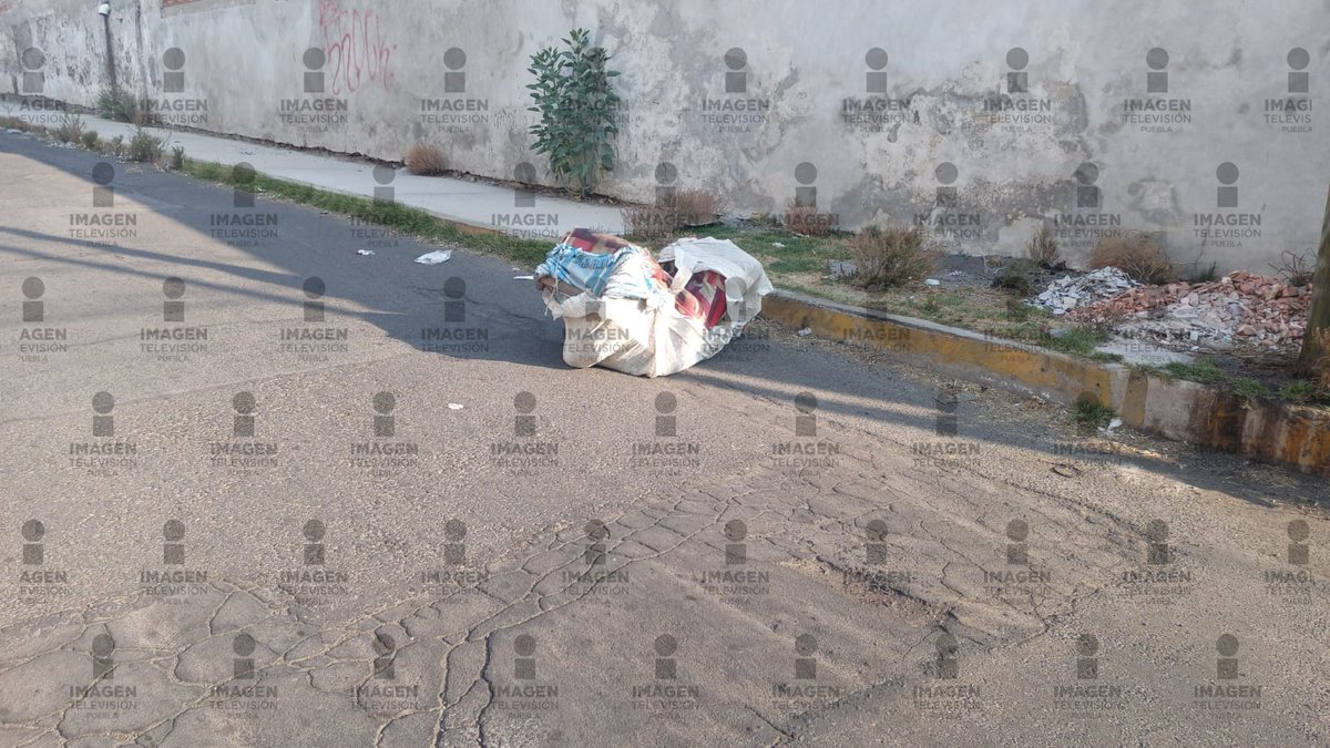 JCarlos_Valerio's tweet photo. 🚨 Dentro de un sillón y envuelto con una tela blanca, fue hallado el #cadáver de una persona en la 18 Oriente y 18 Norte. 🚨 #Puebla https://t.co/TA3FqrVRNM