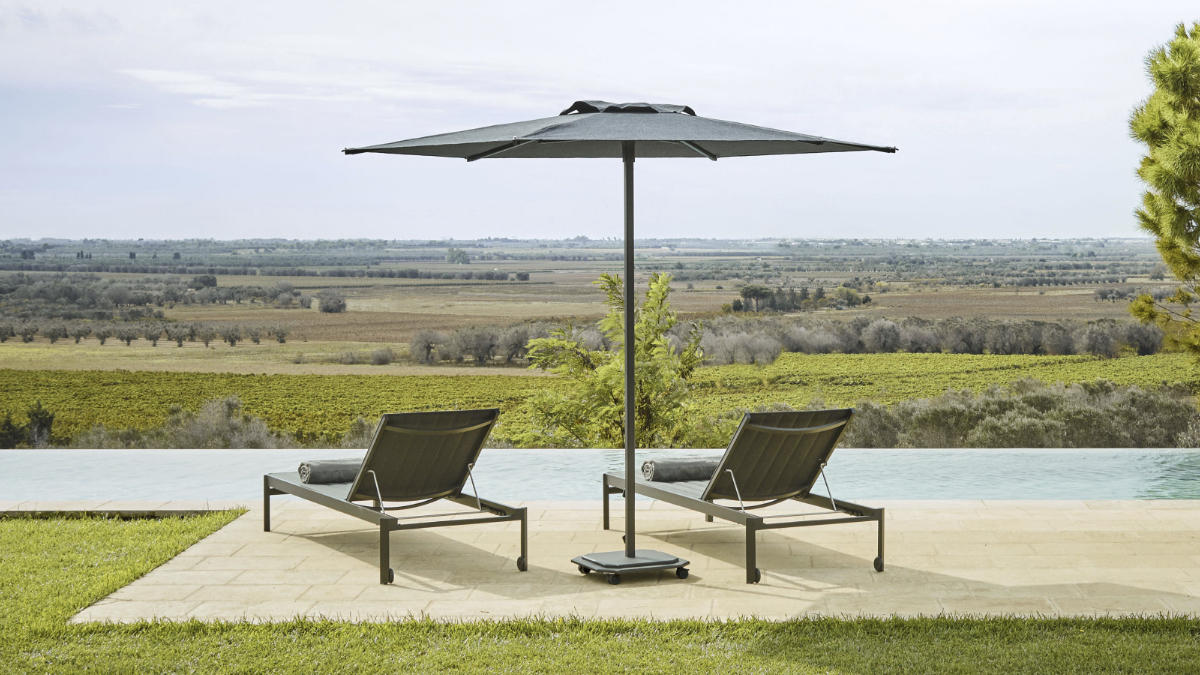 The #Jardinico #JCP101 Centerpost Umbrella is a chic patio shade for intimate outdoor settings. Its sleek design, elegant finishes and canopy fabrics are ideal for balconies and small terraces.

decorinteriorsus.com/jardinico-cara…

#patioumbrella #marketumbrella #outdoorumbrella