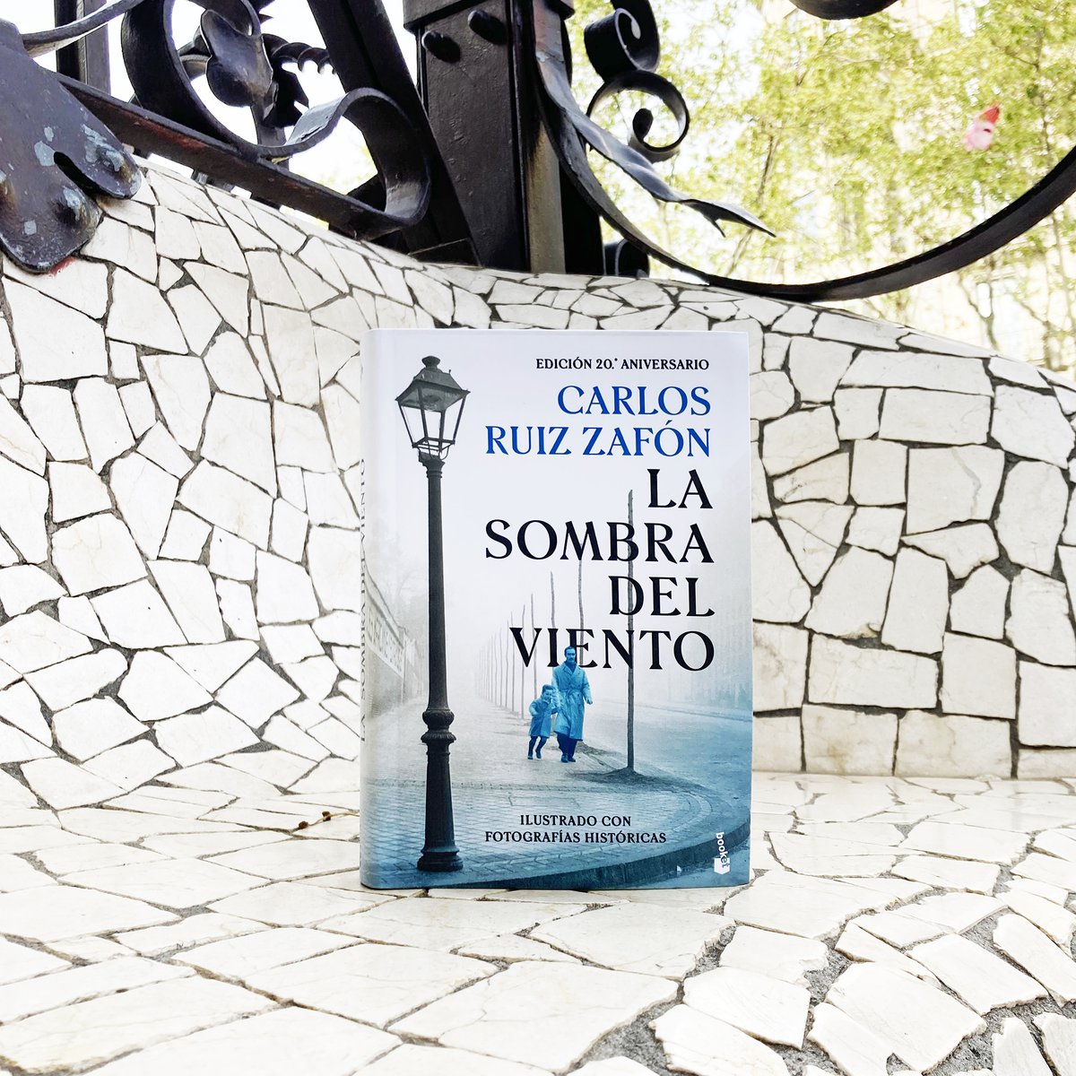 ZafonOficial's tweet photo. «Los libros son espejos: sólo se ve en ellos lo que uno ya lleva dentro».

Con motivo del veinte aniversario de la publicación de «La Sombra del Viento», la obra maestra de Carlos Ruiz Zafón que ha marcado a toda una generación, dos nuevas ediciones especiales. https://t.co/BUxSoY9HFB