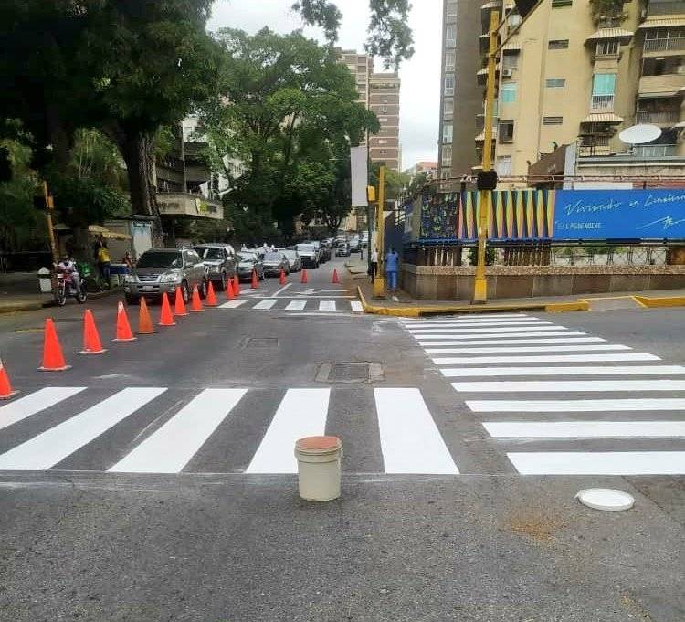 Vía  - <a href="/Chacao/">Alcaldía de Chacao</a>: #12Abril El equipo de <a href="/movilidadchacao/">Movilidad Urbana</a> está trabajando hoy en la demarcación de la vialidad en la Av. Andrés Bello con la 1ra transversal de Los Palos Grandes.

Los invitamos a tomar precauciones si deben transitar en esta zona.