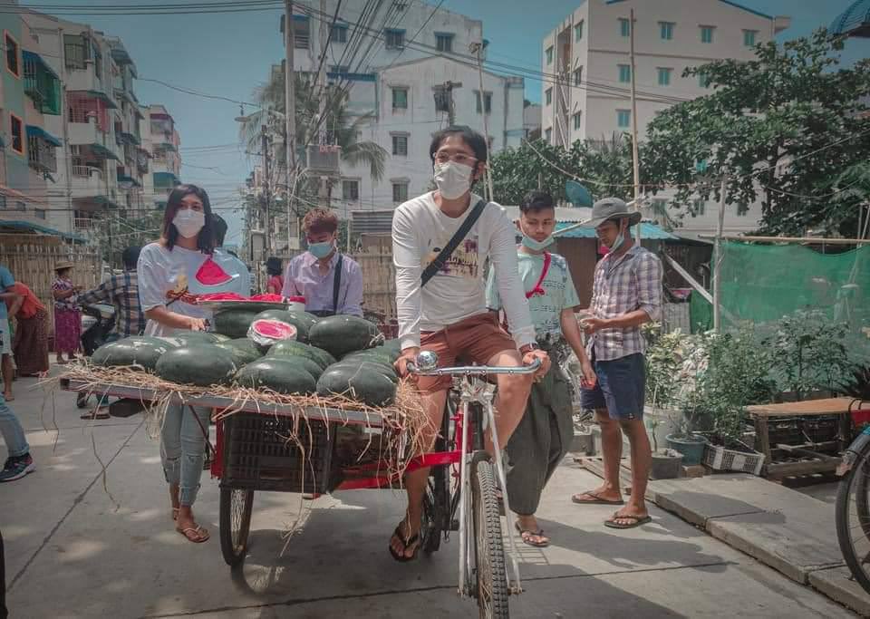 Mee144Mee's tweet photo. Youths from Thamine, Mayangone demonstrated #WatermelonStrike๐ today, Not only to oppose the military dictatorship but also to boycott Chinese fruits and products.
Support for local products which is cheaper and better in quality.
#Apr12Coup https://t.co/oa8H8XiOLq
