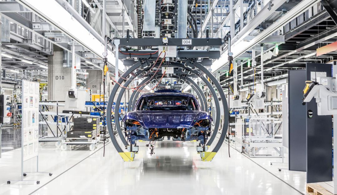 Porschedigital's tweet photo. You can’t build a Porsche without data. Therefore, we use data and software at #PorscheDigital to take the Porsche assembly line to the next level.📈 Learn more about the role of data in car manufacturing from our Senior Data Scientist Johannes: https://t.co/QJZbw4S0yW https://t.co/nRzblPC02P