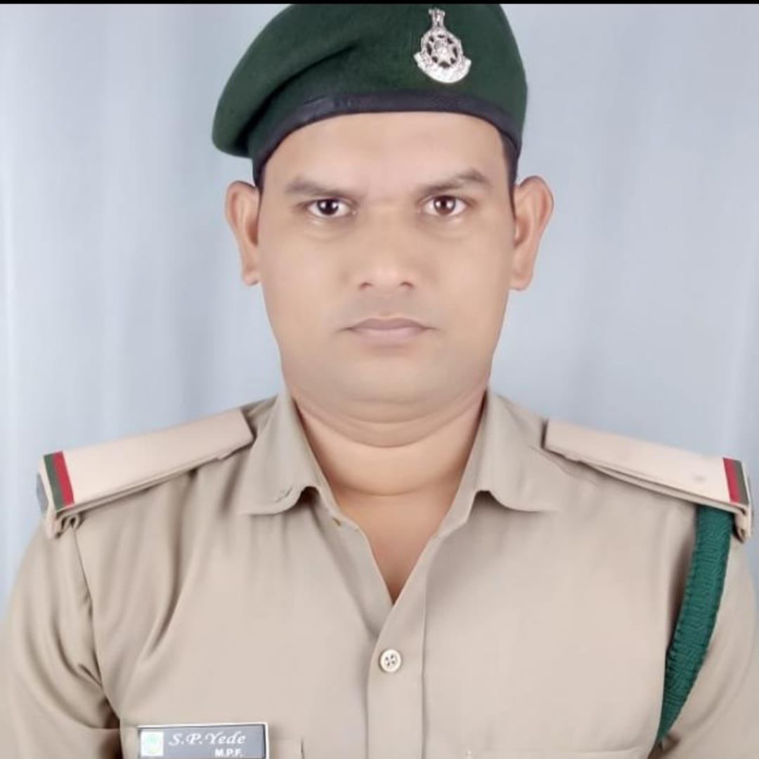 CentralIfs's tweet photo. #GreenWarriors are fighting forest fire all across the country.
Sh. S. P. Yede, a Forest Guard in Balaghat, #MadhyaPradesh, gave supreme sacrifice in the line of duty while fighting forest fire. 
We pay our sincere tribute to the #Braveheart 💐

@ChouhanShivraj @CMMadhyaPradesh https://t.co/HNIQCqtPye