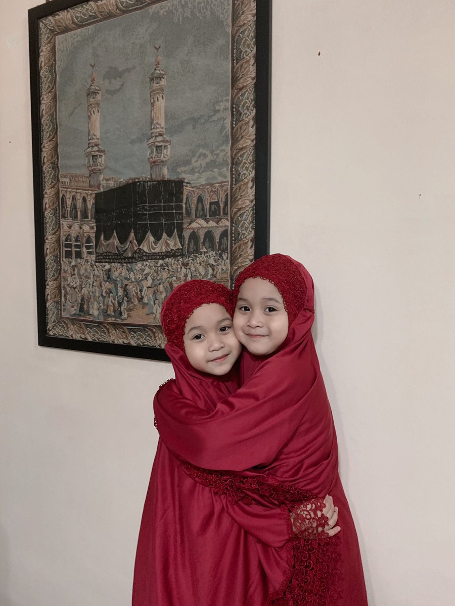 Ashue_'s tweet photo. Salam Ramadhan &amp; selamat berpuasa untuk semua umat muslim di dunia! 

Love, @twincessmaryams &amp; Qhaleed ❤️ https://t.co/nMUnDgPB7p