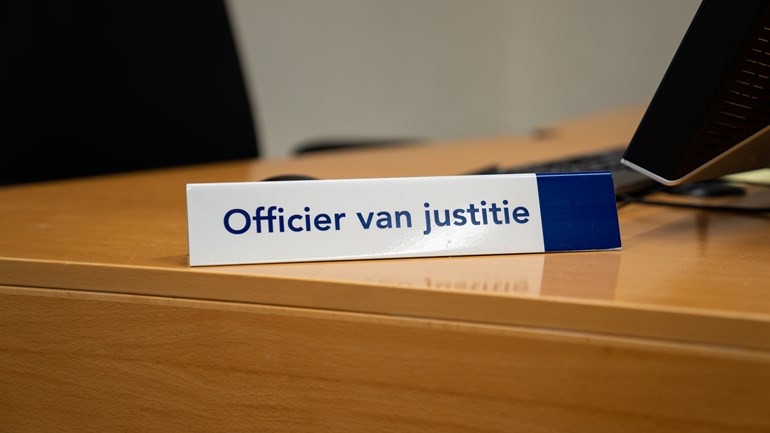 OM eist taakstraffen in oude witwaszaak: Tegen vijf mannen uit Emmen, Delfzijl, Kaatsheuvel en Alphen aan de Rijn eiste het Openbaar Ministerie (OM) voor witwassen met behulp van illegale pinpassen en poststukken werkstraffen van 30 tot 240 uur. De.....