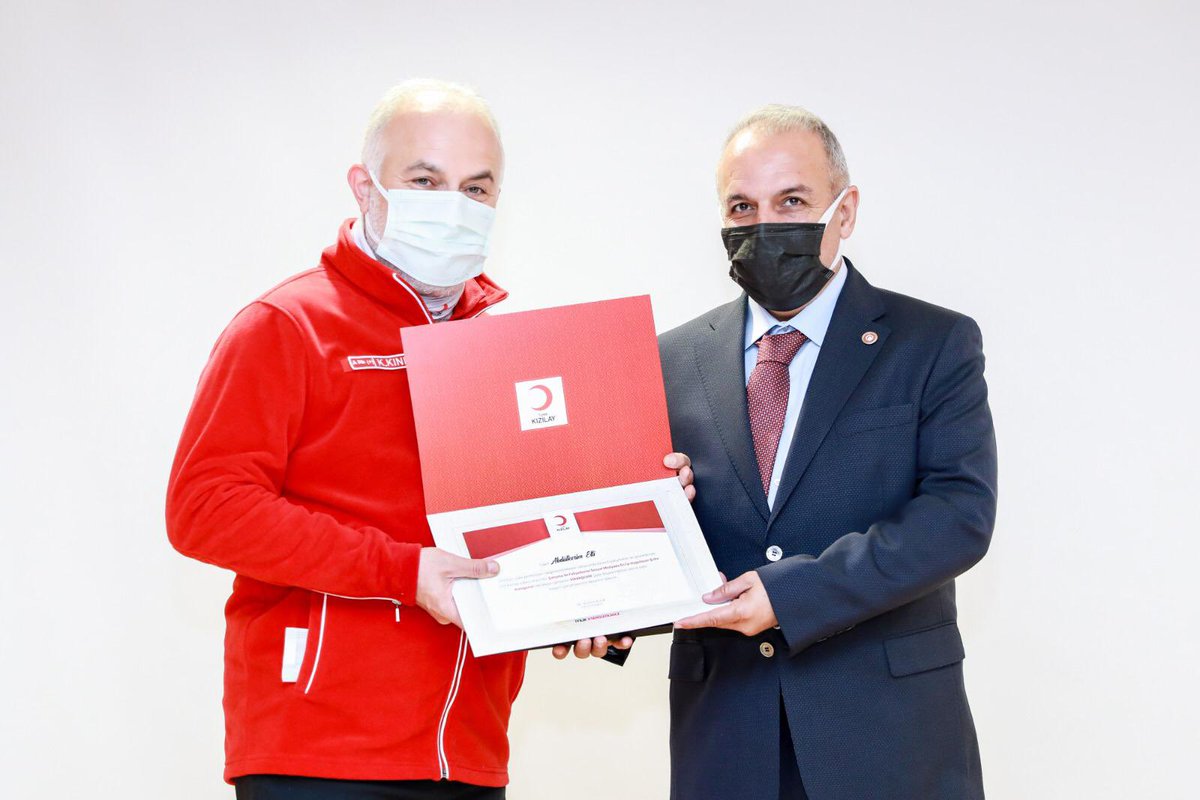 KViransehir's tweet photo. Türk Kızılay Genel Başkanımız Sayın Doktor Kerem Kınık,Viranşehir Kızılay Şube Başkanımız Sayın Abdulkerim Etli'ye 2020 Yılındaki Gayreti ve Yapmış Olduğu Özverili Çalışmalardan Ötürü Teşekkür Etti.

#sensizolmaz 

#iyiliksensizolmaz https://t.co/uvk8dG7sMN