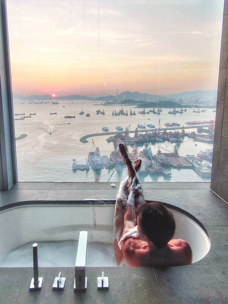BenniPosenov's tweet photo. This tub just been ranked number 1 among all!
聽說這個浴缸是全港票選第一。。。
#numberone #thebestbathtub #mondaybluesnomore #magicalsunset #bathwithaview #ilovebubbles #bubblebath #narcissist #selfieexpert #票選第一 #我愛洗澡 #夕陽無限好 #落霞與孤鶩齊飛 #日落黃昏 https://t.co/kwuhlOT3qx