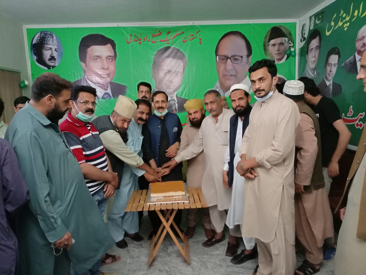 PmlRawalpindi's tweet photo. مسلم لیگ ہاوس راولپنڈی میں فیاض تبسم پولیٹیکل کوارڈینیٹر چوہدری شجاعت حسین و جنرل سیکرٹری راولپنڈی کی زیر صدارت ایک تقریب کا اہتمام کیا گیا جس میں ایم این اے چوہدری مونس الہی کی سالگرہ کا کیک کاٹا گیا اور ان کی صحت اور ملکی سلامتی کے لیے دعائیں کی گئیں۔
#PML #PMLQ #HBDMoonisElahi https://t.co/3MHmXmeHx5