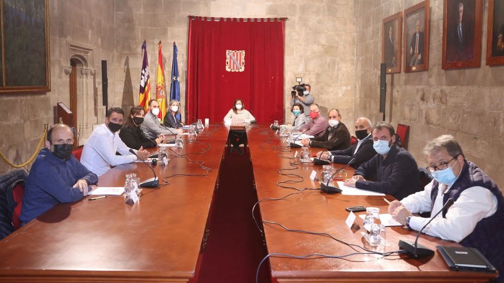 F_Armengol's tweet photo. Reunió amb col·legis professionals, gestors i empresaris de l'esport per tractar els 855M€ d'ajuts directes. Amb el decret aprovat avui reduirem i agilitarem tràmits: totes les empreses que tenguin dret als ajuts els rebran, independentment de l'ordre d'entrada de la sol·licitud https://t.co/ZsQFMecuc2