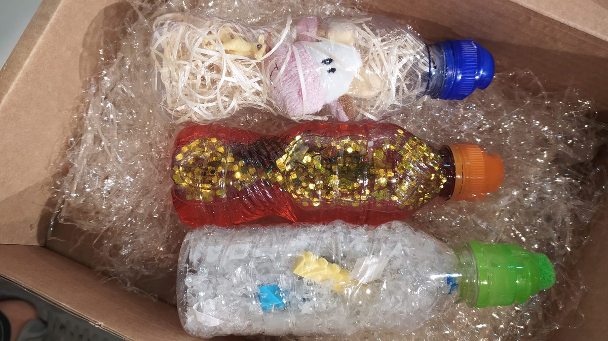 Els tallers de febrer van ser espectaculars!

La Hanane ens portà uns dolços fets que havia fet la seva germana per celebrar el neixament de la seva criatura.

L'Anna Maria ens va fer el taller i el seu marit  ens va donar un cop de mà cosint uns guants de cotó per al seu fill.