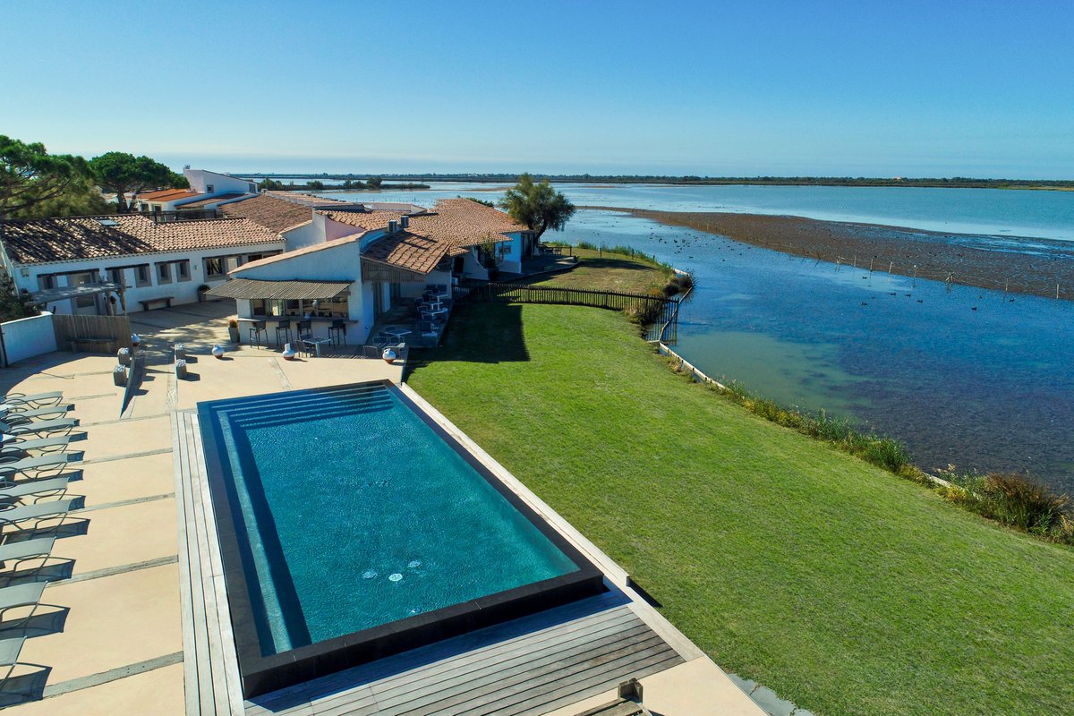 [INSPIRATION]
Autour de cette bâtisse datant de 1968 puis rénovée en 2013 se dessine cette piscine contemporaine.
Surplombant le cadre idyllique de la presqu’Ile de l’Etang des Launes.

#piscineprivée #piscine #piscinebeton #projetpiscine #inspiration #paysage