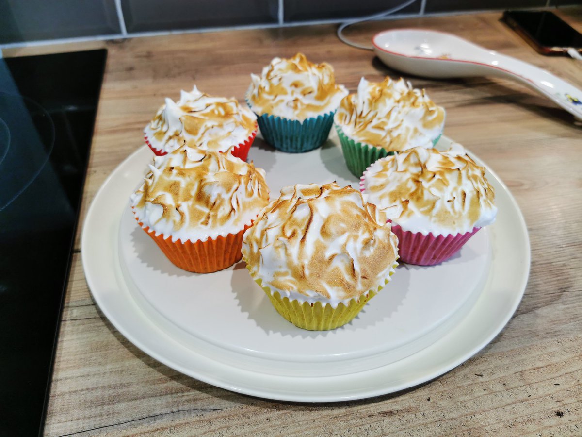 RussellBoorman's tweet photo. Making good use of the Easter holidays with an old favourite.
#hummingbirdbakery #lemonmeringue @hummingbbakery #cupcake https://t.co/Bci6Mfe3Jy