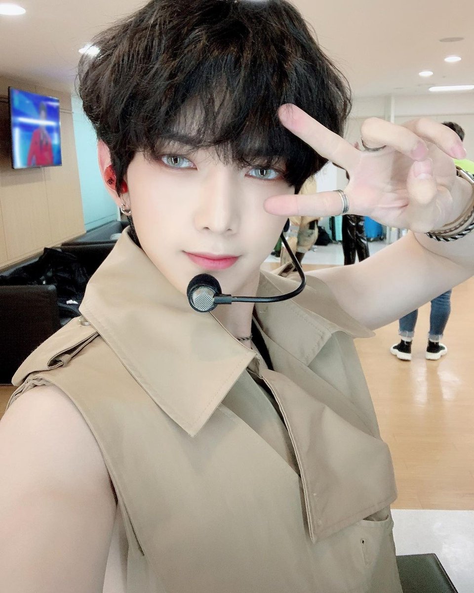 I blame you for global warming... your hotness is too much for the planet to handle! #YEOSANG  #여상  @ATEEZOfficial