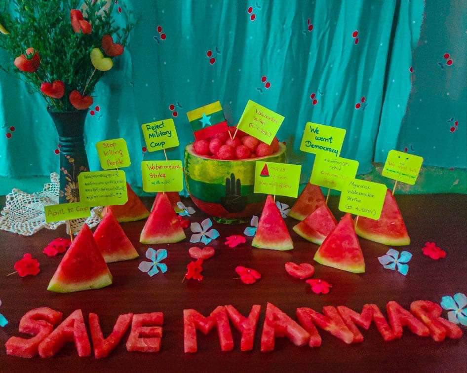 XnRn13's tweet photo. Residents of Ye, Mon State staged #WatermelonStrike in opposition to military dictatorship. We, Myanmar citizens support local fruits since China blocks watermelon sales. This is similar to Taiwan's #FreedomPineapple
#WhatsHappeningInMyanmar
#MilkTeaAlliance
#Apr12Coup https://t.co/DRle9kxCC5