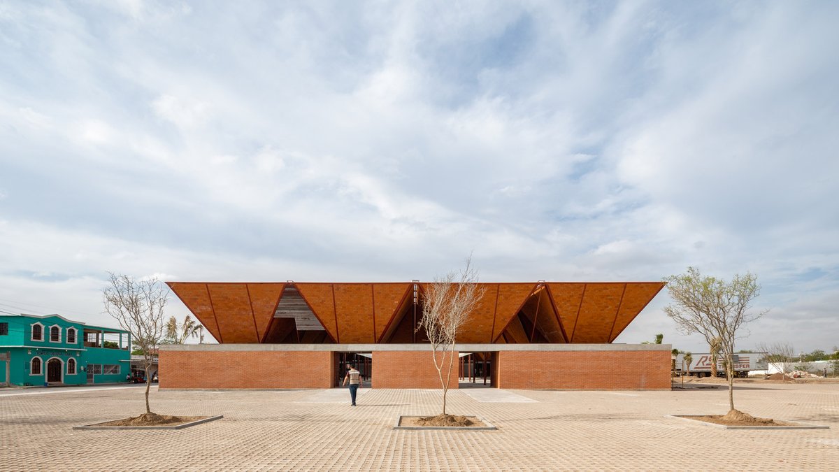 Architecture at its best: Colectivo C733 has completed a market in northern Mexico topped with prefabricated, trapezoidal roof volumes that bring in daylight. See more: dezeen.com/2021/04/11/mat…