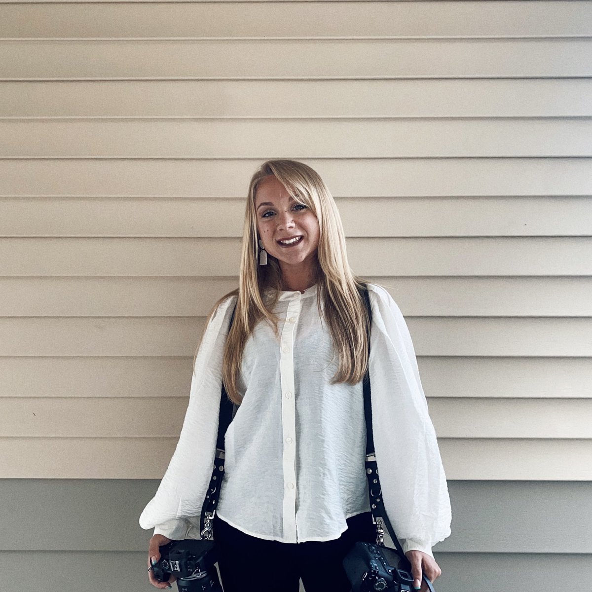 Rachel_SkoSko's tweet photo. Just my cameras, Renaissance looking shirt and me 📷 #smallweddingphotographer https://t.co/3nkgzlrtSV