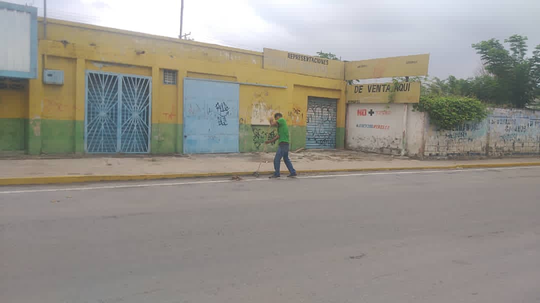 #12Abr 
Bajo medidas de BIOSEGURIDAD los brigadistas de mantenimiento y limpieza de la dirección de Servicios Generales , lleva a cabo trabajos de saneamiento en la calle Colombia de San mateo . 
#RebeldiaBicentena